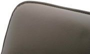 Nahaufnahme der Rückenlehne eines Armlehnstuhls mit grauer Lederoptik.