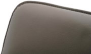 Nahaufnahme der Rückenlehne eines Armlehnstuhls mit grauer Lederoptik.