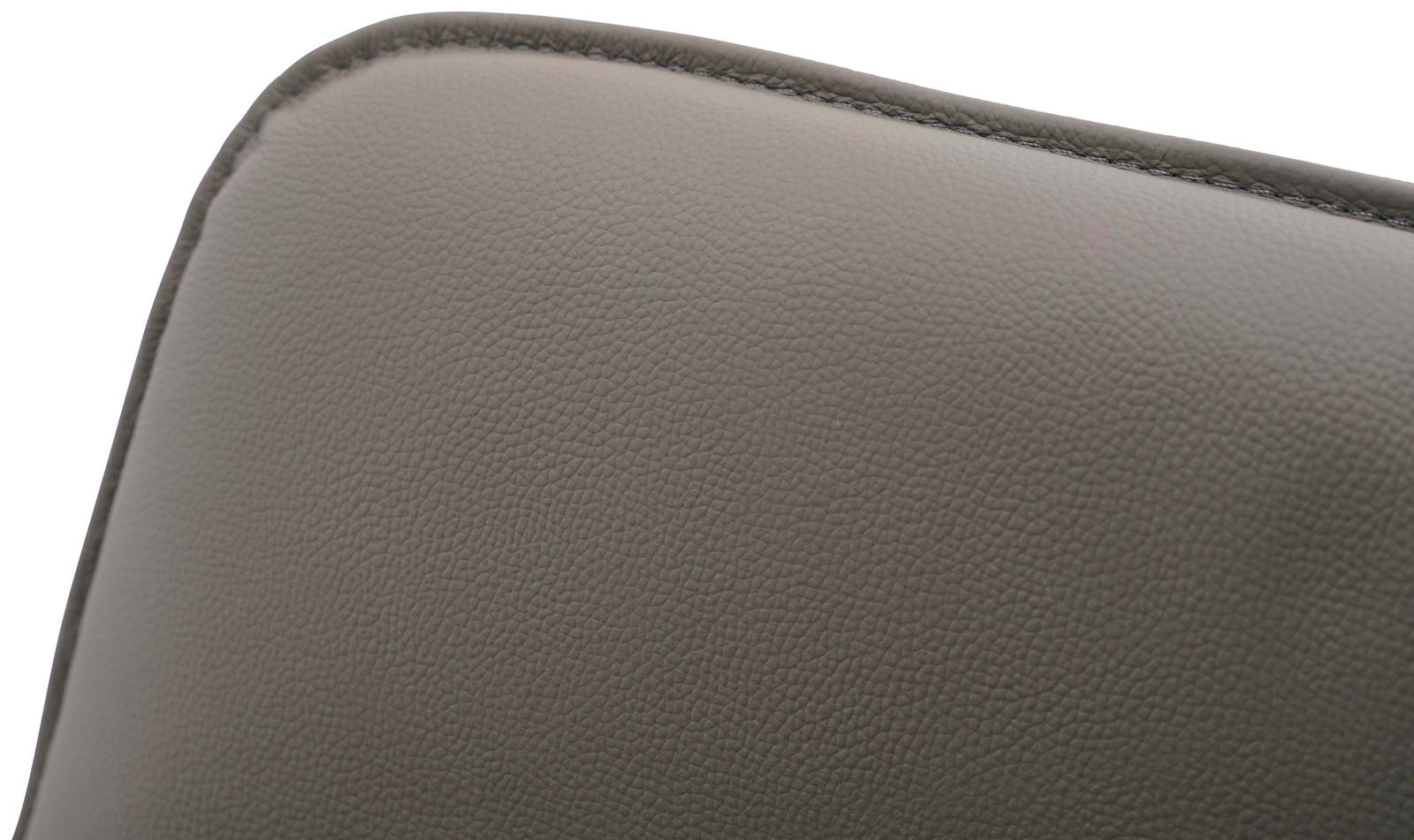 Nahaufnahme der Rückenlehne eines Armlehnstuhls mit grauer Lederoptik.