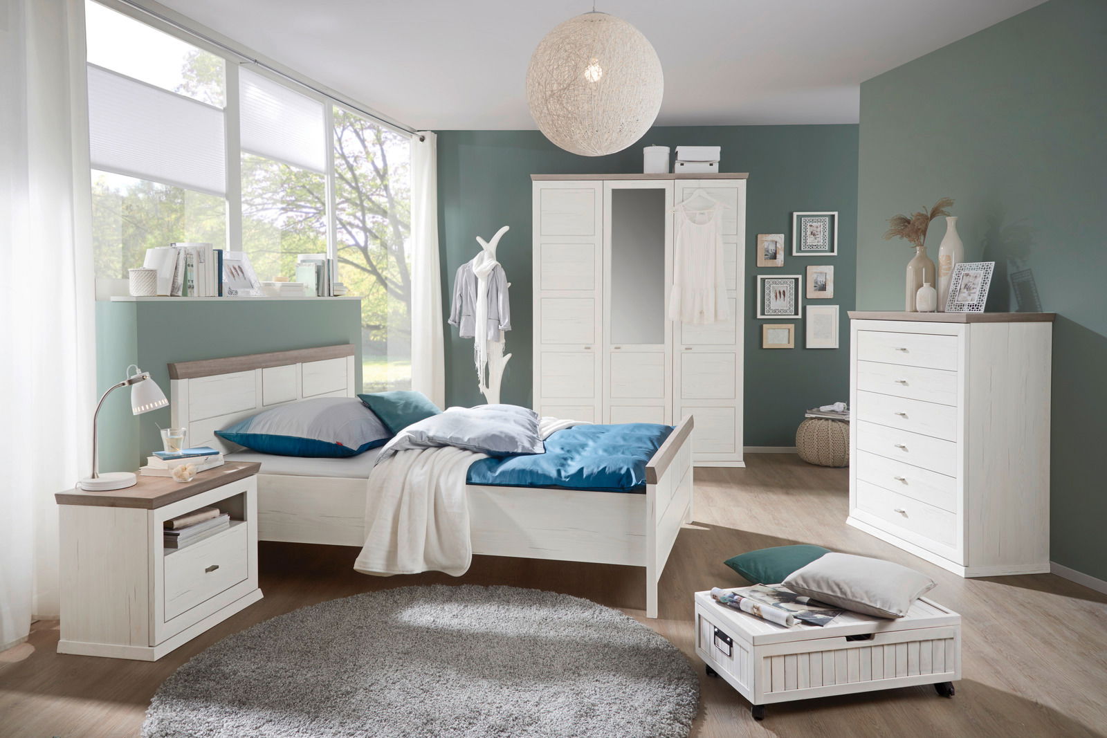 Drehtürenschrank 3-türig in einem modernen Schlafzimmer, frontal betrachtet, mit weißem Holzdesign und integriertem Spiegel.