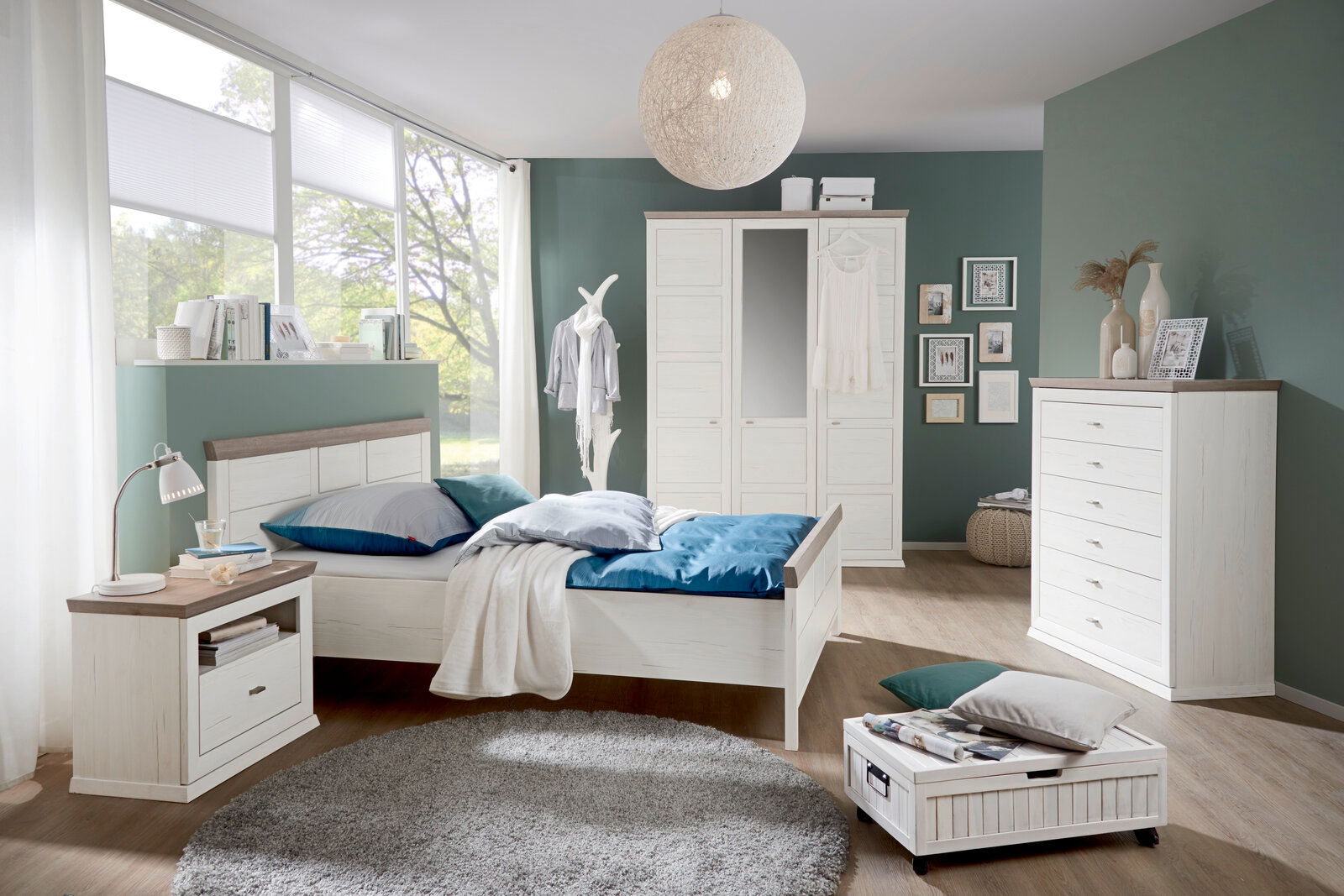 Drehtürenschrank 3-türig in einem modernen Schlafzimmer, frontal betrachtet, mit weißem Holzdesign und integriertem Spiegel.