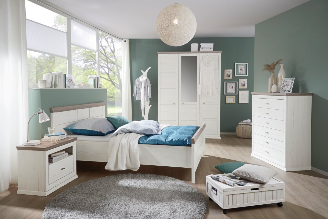 Hom´in Drehtürenschrank 3-türig CAMRON Drehtürenschrank 3-türig in einem modernen Schlafzimmer, frontal betrachtet, mit weißem Holzdesign und integriertem Spiegel.