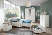 Drehtürenschrank 3-türig in einem modernen Schlafzimmer, frontal betrachtet, mit weißem Holzdesign und integriertem Spiegel.