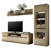 Moderne Wandkombination aus Holz mit TV-Schrank, Regal und Vitrine, frontal betrachtet.