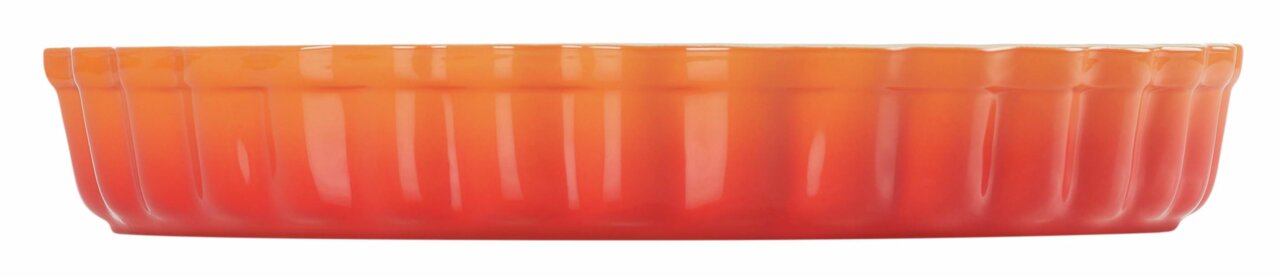LE CREUSET Tarte-Form 28cm Ofenrot Seitliche Ansicht einer ofenroten Tarte-Form mit gewelltem Rand, 28 cm Durchmesser.