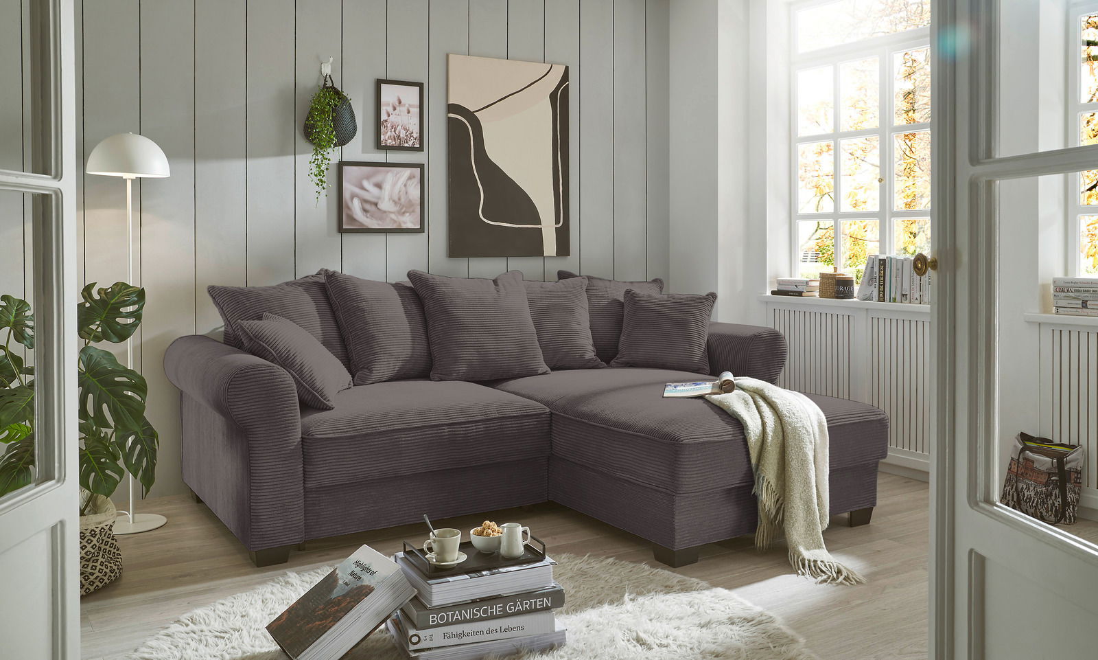 Hom´in Ecksofa MAUREEN Gemütliche graue Rundecke in einem hellen Wohnzimmer, seitliche Perspektive