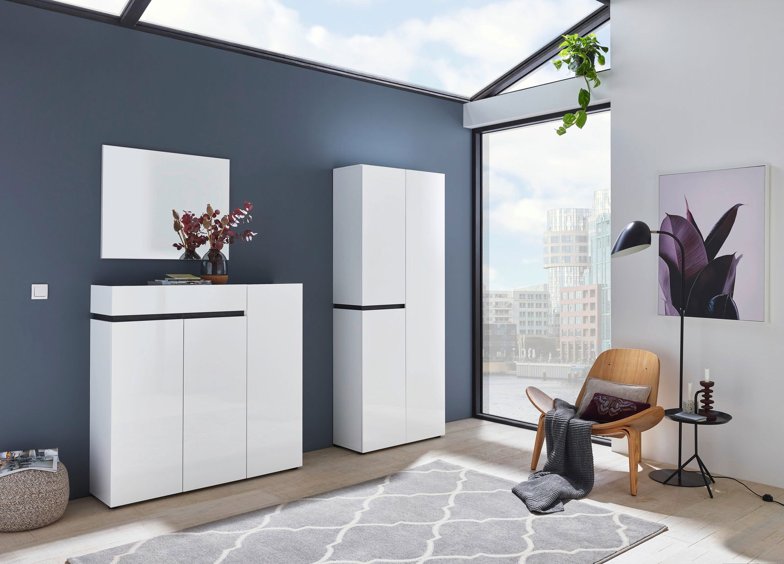 Voleo XL-Schuh-/Mehrzweckschrank YES Moderner weißer Schuhschrank und Garderobenschrank in einem hellen Raum mit großen Fenstern, seitliche Perspektive