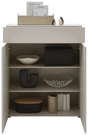 Geöffnete Kommode Voleo UNIQUE mit dekorativen Gegenständen auf den Regalen, frontal betrachtet.