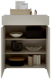 Geöffnete Kommode Voleo UNIQUE mit dekorativen Gegenständen auf den Regalen, frontal betrachtet.