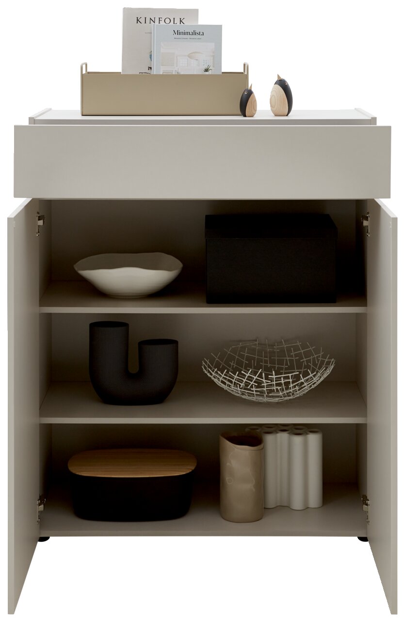 Geöffnete Kommode Voleo UNIQUE mit dekorativen Gegenständen auf den Regalen, frontal betrachtet.