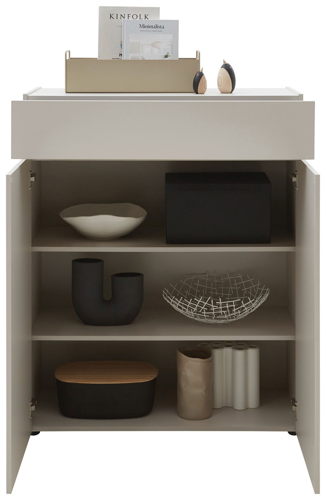 Geöffnete Kommode Voleo UNIQUE mit dekorativen Gegenständen auf den Regalen, frontal betrachtet.