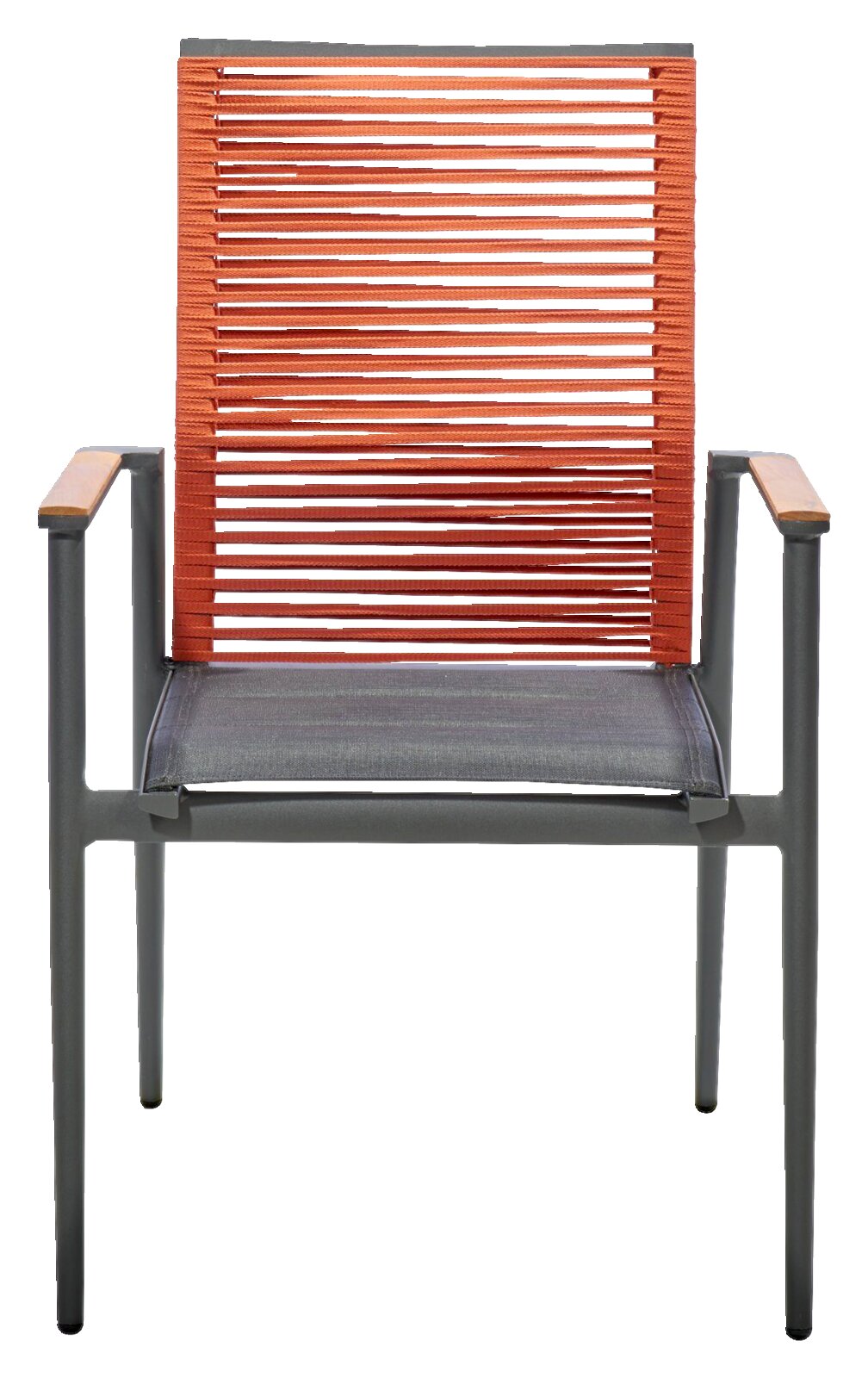 Moderne fauteuil met oranje rugleuning van banden, grijze zitting en houten armleuningen, gefotografeerd van voren.