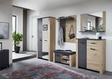 Moderne Garderobeneinrichtung mit Schuhschrank, Garderobenpaneel, Spiegel und Garderobenbank in Holzoptik, seitliche Perspektive