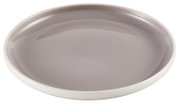 Runder, flacher Keramikteller in Taupe/Beige mit glänzender Glasur, schräg von oben in leichter Seitenansicht freigestellt