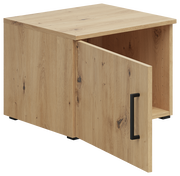 Holzfarbener Aufsatzschrank mit geöffneter Tür, schwarze Griffleiste, Perspektive von vorne links