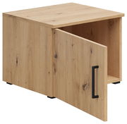 Holzfarbener Aufsatzschrank mit geöffneter Tür, schwarze Griffleiste, Perspektive von vorne links