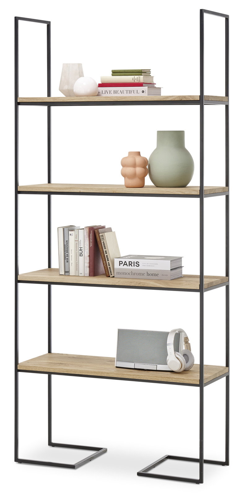 Modernes Regal mit fünf Holzböden und schwarzem Metallrahmen, frontal fotografiert. Dekoriert mit Büchern, Vasen und Kopfhörern.
