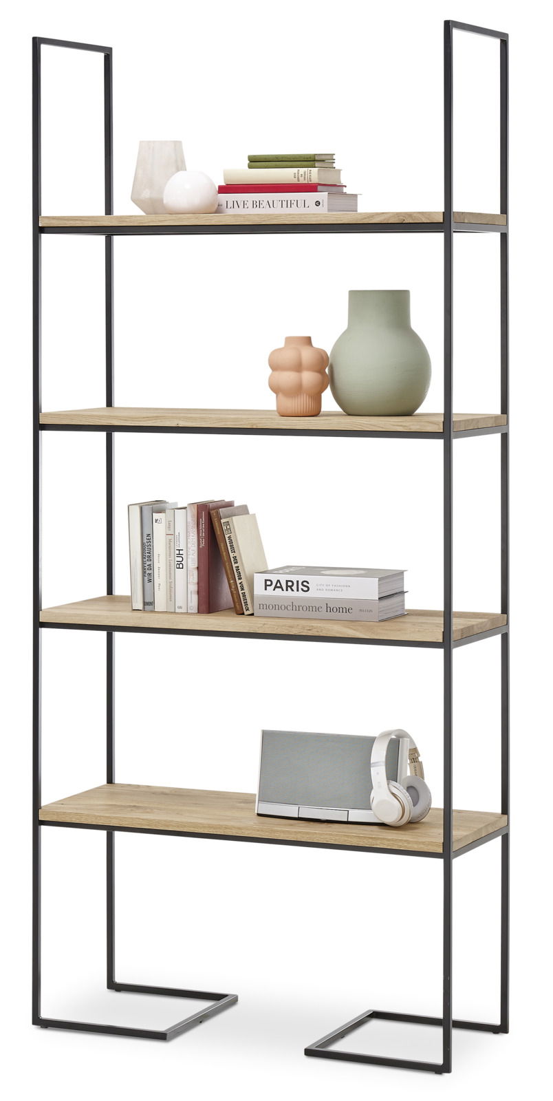 Modernes Regal mit fünf Holzböden und schwarzem Metallrahmen, frontal fotografiert. Dekoriert mit Büchern, Vasen und Kopfhörern.