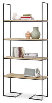 Modernes Regal mit fünf Holzböden und schwarzem Metallrahmen, frontal fotografiert. Dekoriert mit Büchern, Vasen und Kopfhörern.