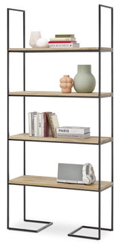 Modernes Regal mit fünf Holzböden und schwarzem Metallrahmen, frontal fotografiert. Dekoriert mit Büchern, Vasen und Kopfhörern.