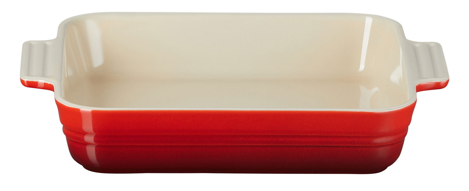 Rote rechteckige Auflaufform von Le Creuset, frontal fotografiert mit zwei seitlichen Griffen.