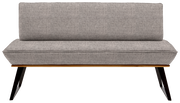 Graue Bank mit Stoffbezug, frontal betrachtet, mit schwarzen Metallbeinen und einer Holzleiste unter dem Sitz.