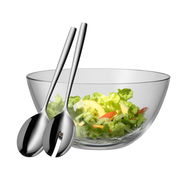 Glas-Salatschüssel mit frischem Salat und zwei Edelstahl-Salatbestecken, seitliche Perspektive