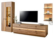 Moderne Wandkombination aus Holz mit Vitrine, TV-Schrank und beleuchtetem Regal, frontal betrachtet.