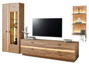 Moderne Wandkombination aus Holz mit Vitrine, TV-Schrank und beleuchtetem Regal, frontal betrachtet.