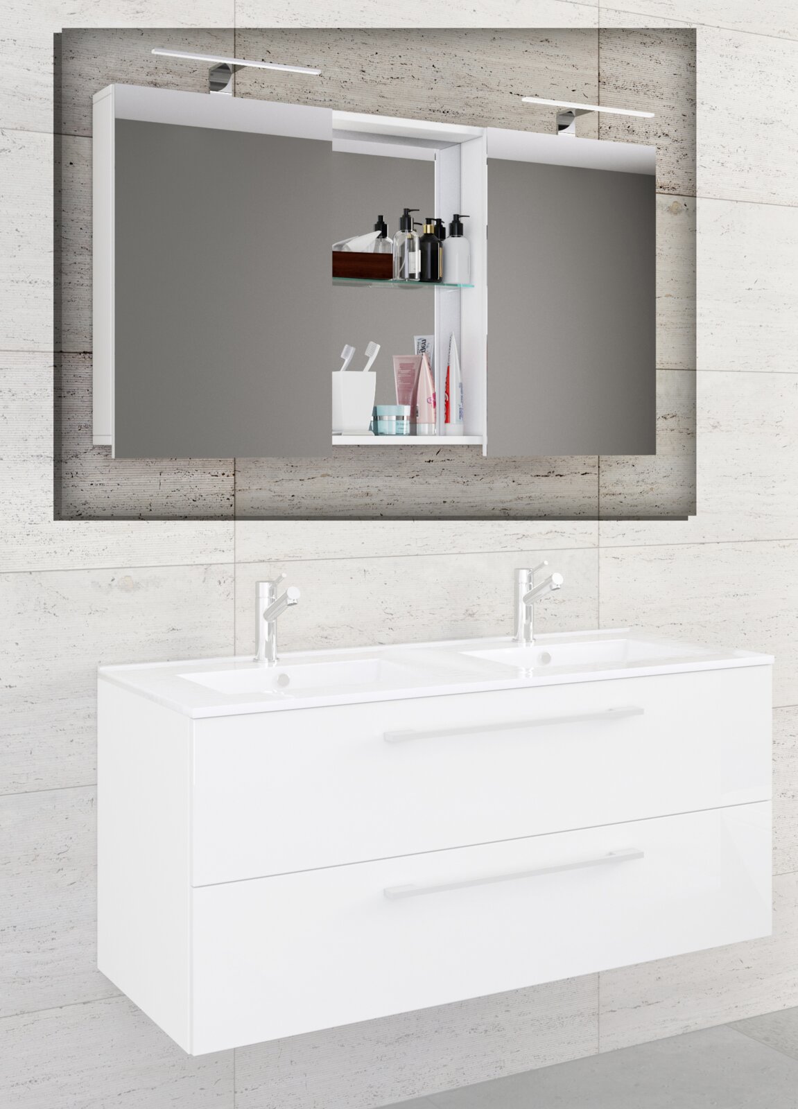 Modernes Badezimmer-Set mit weißem Doppelwaschtisch und breitem Spiegelschrank mit offenen Ablagen und zwei Aufsatzleuchten, frontal aus leichter Vogelperspektive aufgenommen.