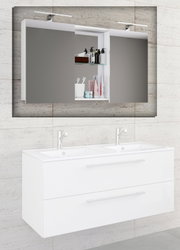 Modernes Badezimmer-Set mit weißem Doppelwaschtisch und breitem Spiegelschrank mit offenen Ablagen und zwei Aufsatzleuchten, frontal aus leichter Vogelperspektive aufgenommen.