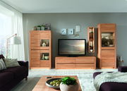 Wohnzimmeransicht mit Hängeregal, das in einem modernen, hellen Raum an der Wand montiert ist, umgeben von weiteren Möbelstücken.