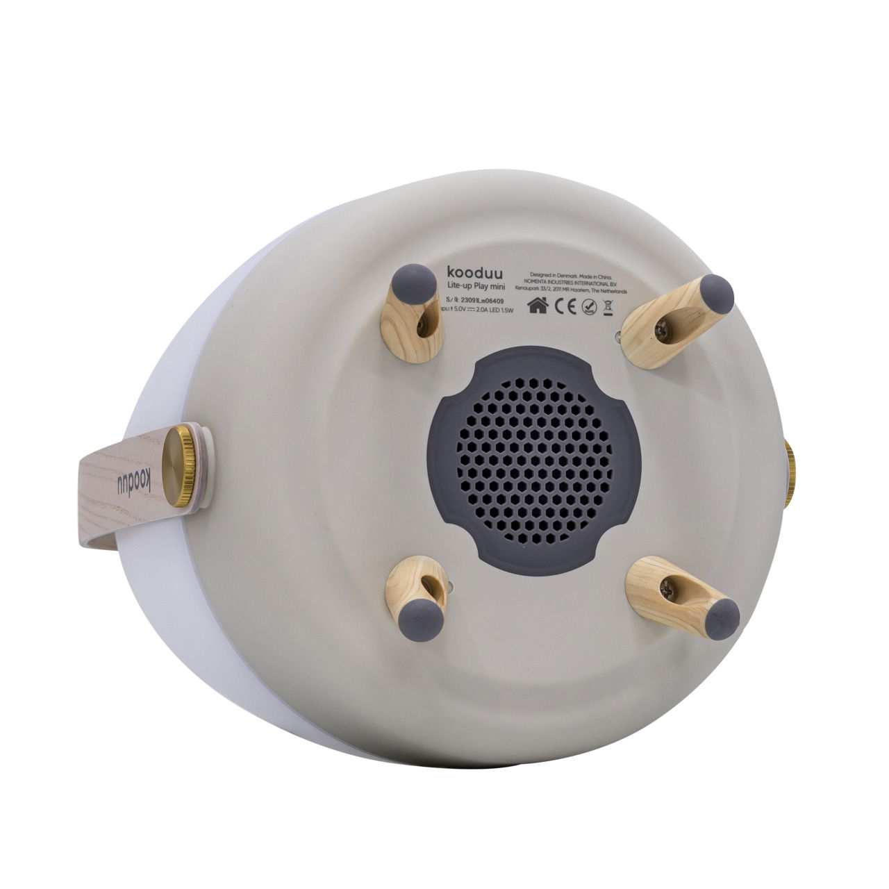 Unteransicht eines Lite-up Play Mini JBL Sand mit Holzfüßen und Lautsprechergitter.