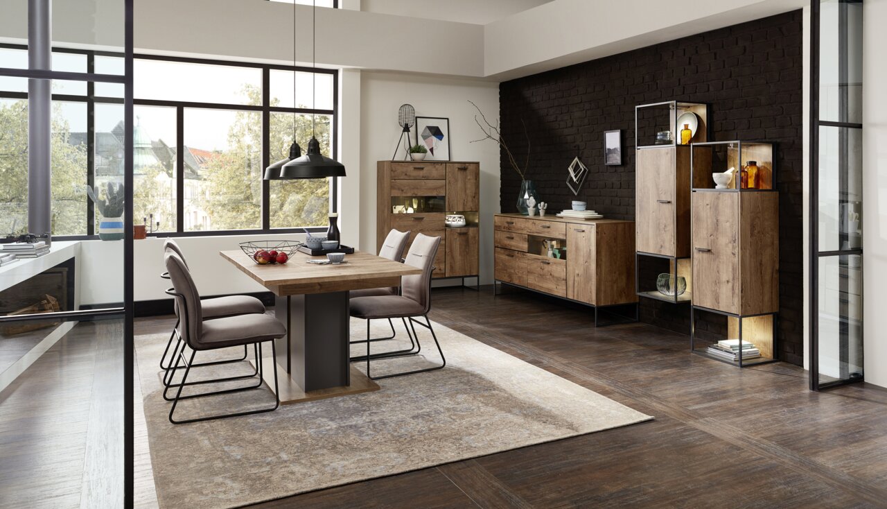 Zurbrüggen Wandkombination MANHATTAN Moderne Wohnzimmermöbel in Holzoptik mit Esstisch und Stühlen, seitliche Perspektive