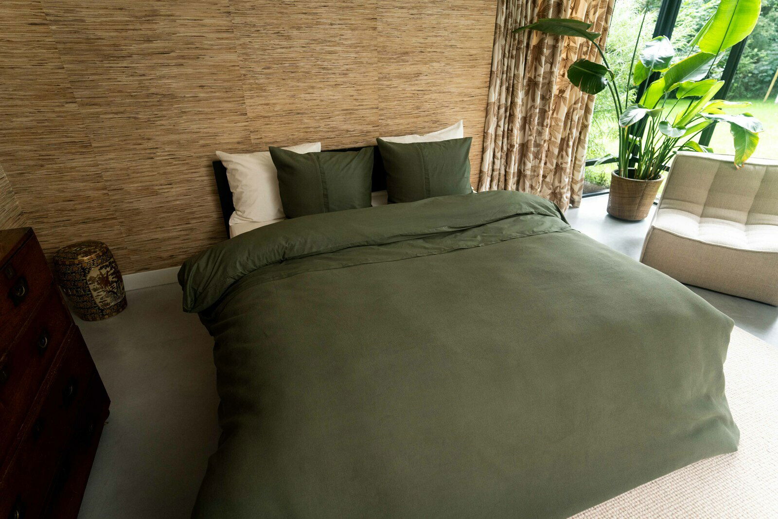 Kayori Bettwäsche ERIMO Grüne Bettwäsche 135x200cm in einem stilvoll eingerichteten Schlafzimmer mit Blick auf das Bett von schräg oben.