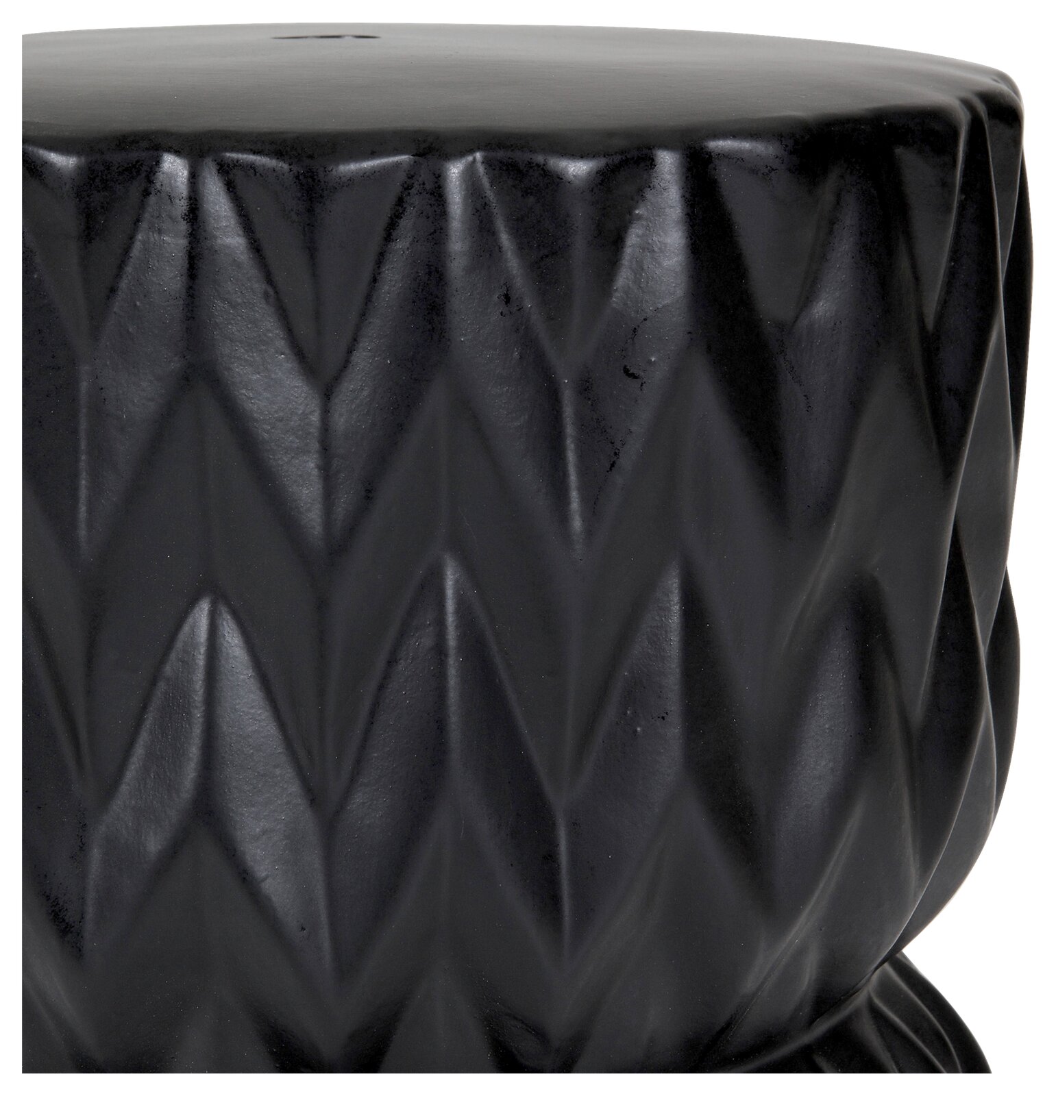 Schwarzer, zylindrischer Hocker/Beistelltisch mit facettierter, diamantartiger Struktur und glatter Oberseite, Nahaufnahme aus leicht erhöhter Seitenperspektive.