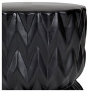Schwarzer, zylindrischer Hocker/Beistelltisch mit facettierter, diamantartiger Struktur und glatter Oberseite, Nahaufnahme aus leicht erhöhter Seitenperspektive.
