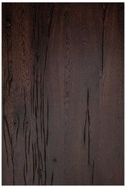 Dunkle Holz-Tischplatte mit markanter Maserung, aus der Vogelperspektive fotografiert.