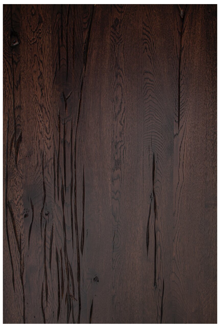 Dunkle Holz-Tischplatte mit markanter Maserung, aus der Vogelperspektive fotografiert.