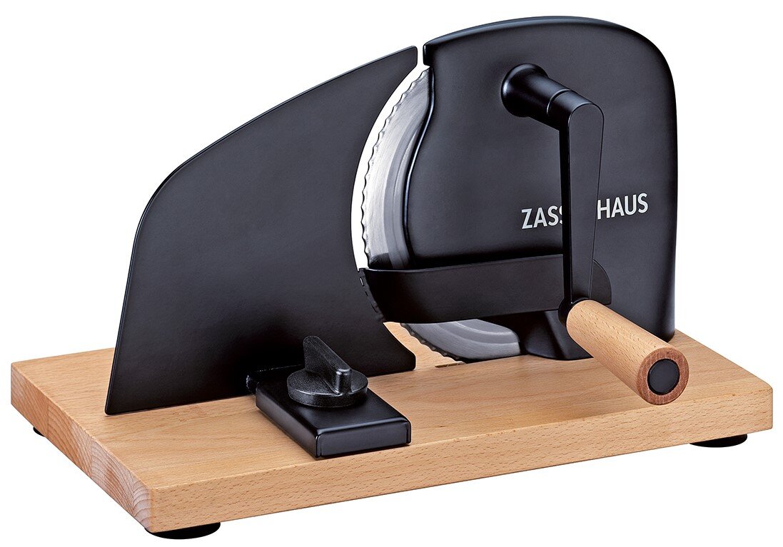 Zassenhaus Brotschneidemaschine PURE Schwarze Handkurbel-Brotmaschine mit Holzgriff und Holzsockel, seitliche Perspektive von vorn links auf weißem Hintergrund