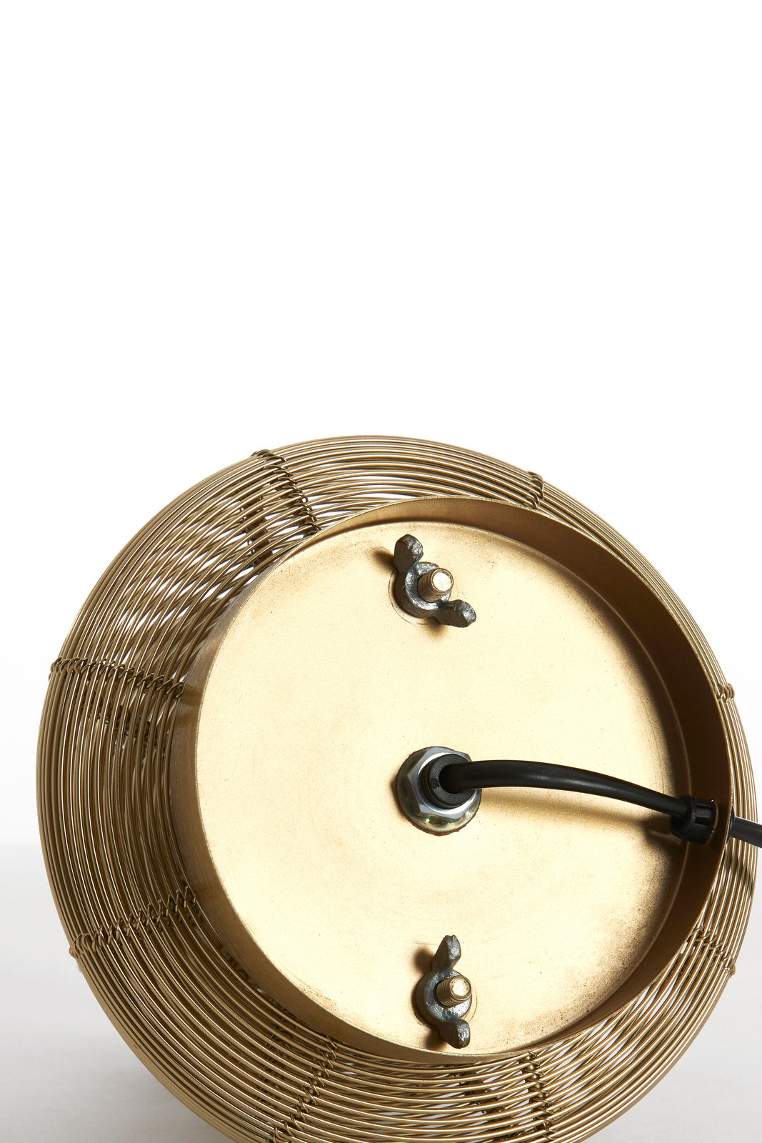 Unteransicht einer Tischleuchte in Form eines Weihnachtsbaums mit goldfarbenem Drahtdesign und Kabelanschluss.