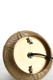 Unteransicht einer Tischleuchte in Form eines Weihnachtsbaums mit goldfarbenem Drahtdesign und Kabelanschluss.