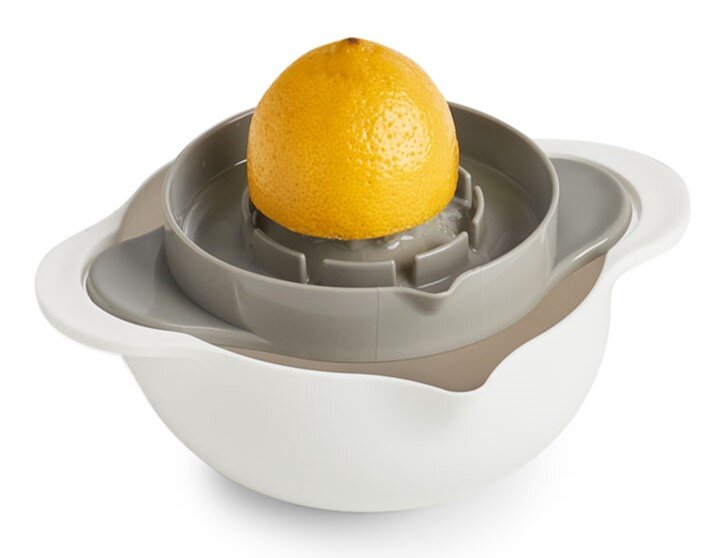 Zitronenpresse in einer Schüssel, seitliche Perspektive