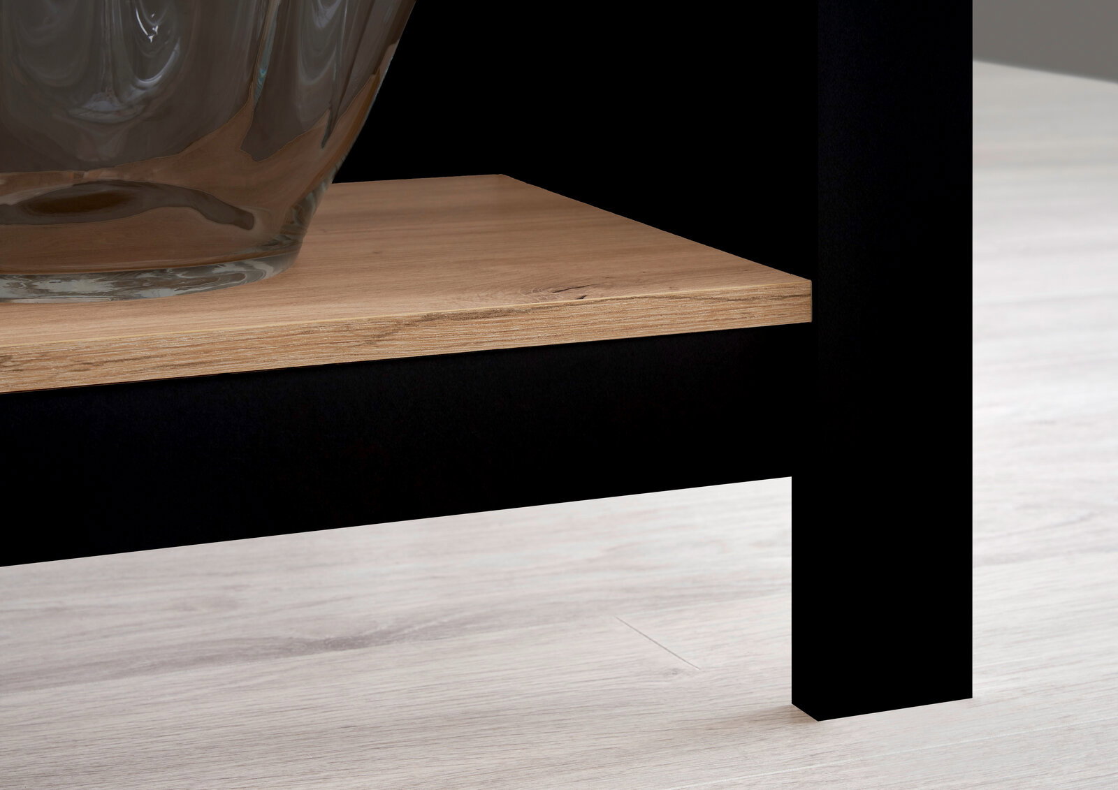 Nahaufnahme einer Kücheninsel mit schwarzem Rahmen und Holzregal, seitliche Perspektive