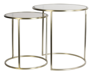 Zwei runde Beistelltische aus Metall mit Glasplatte, in goldener Farbe, in seitlicher Perspektive.
