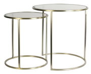 Zwei runde Beistelltische aus Metall mit Glasplatte, in goldener Farbe, in seitlicher Perspektive.