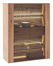 Hochwertiges Highboard aus Holz mit Glastüren, beleuchtetem Innenraum und Regalen, seitliche Perspektive