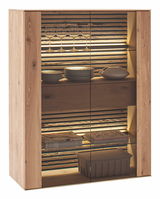 Hochwertiges Highboard aus Holz mit Glastüren, beleuchtetem Innenraum und Regalen, seitliche Perspektive