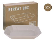 Weiße, gesprenkelte rechteckige Servier-/Snackschale mit facettiertem Rand vor brauner „STREAT BOX“ (Sango Streat) Verpackung, 2er-Set, frontal in leichter Schrägansicht von oben