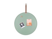 Rond, groen memobord met een bruine ophanghaak, waarop een foto en een kaartje met de tekst 'There is no fun in perfection' zijn bevestigd. Vooraanzicht.
